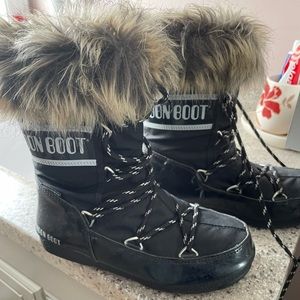 Moon boots worn twice just like new